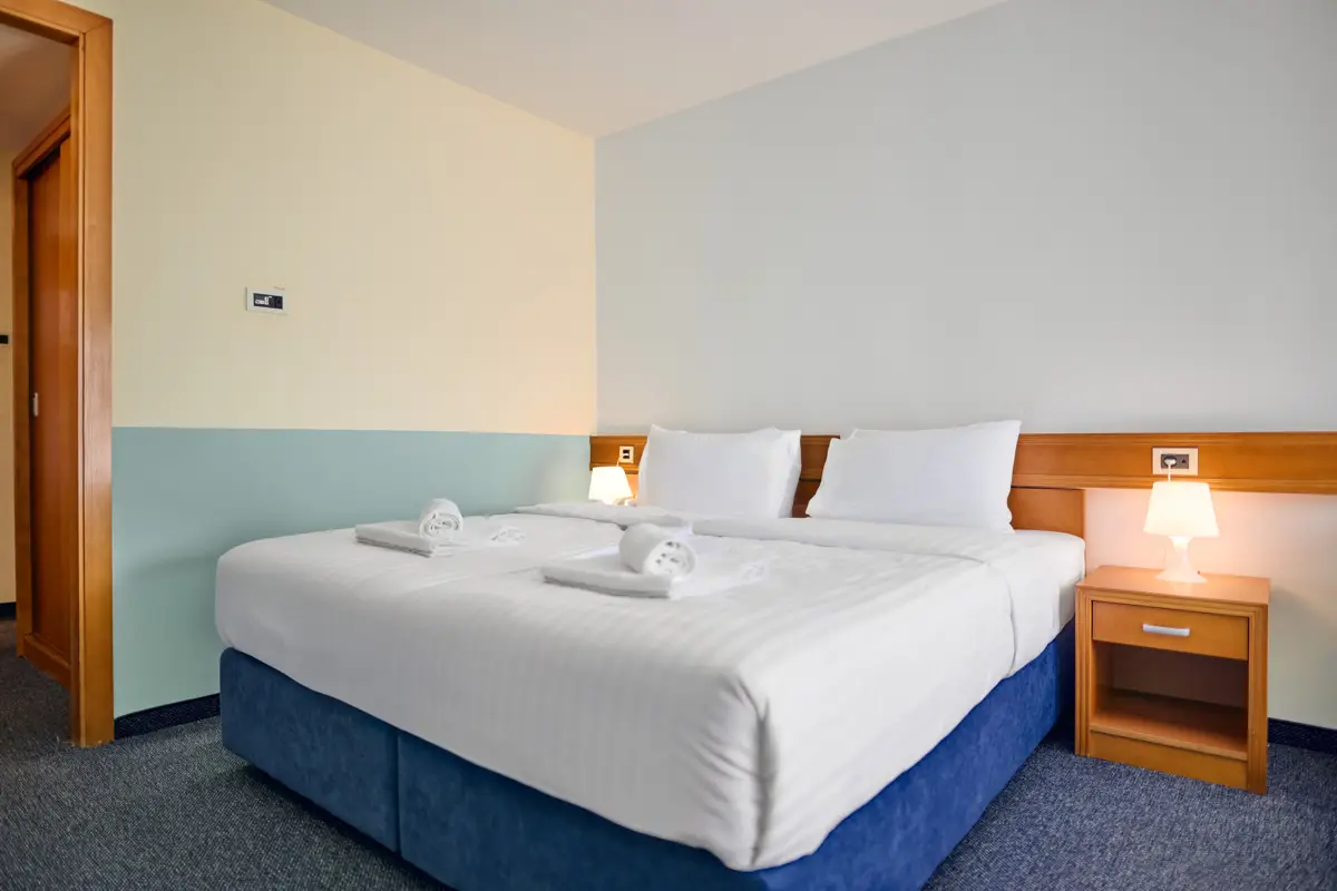 Standard double or twin room with sea view and balcony-Hotel Selce (12)