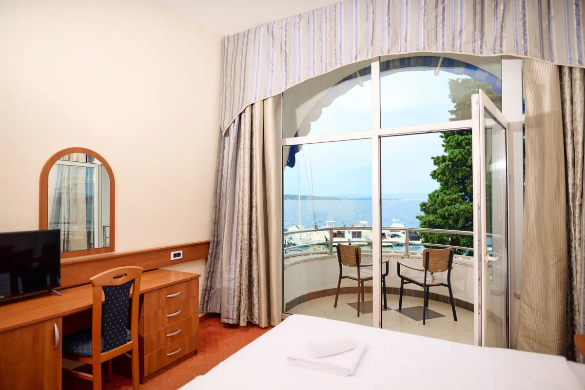 Superior double room with se view and balcony-Hotel Selce (12)